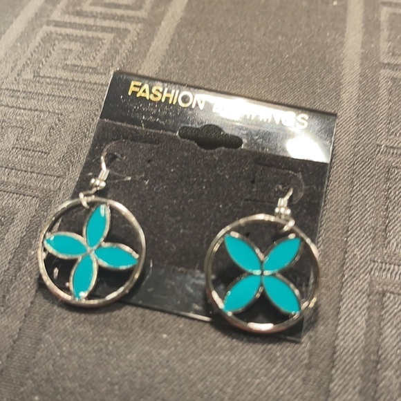 👋 3/$15 Geometric Hook earrings - Picture 3 of 4